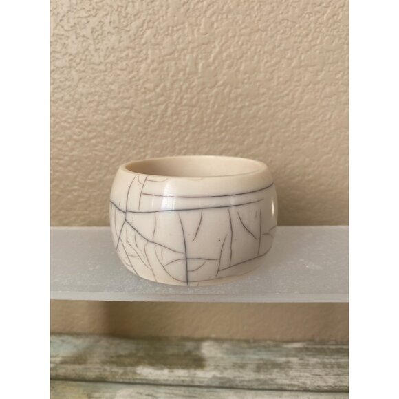 Vintage R.J. Graziano Chunky Resin Bangle Bracelet Ivory Look 1980s Jewelry - Picture 2 of 5